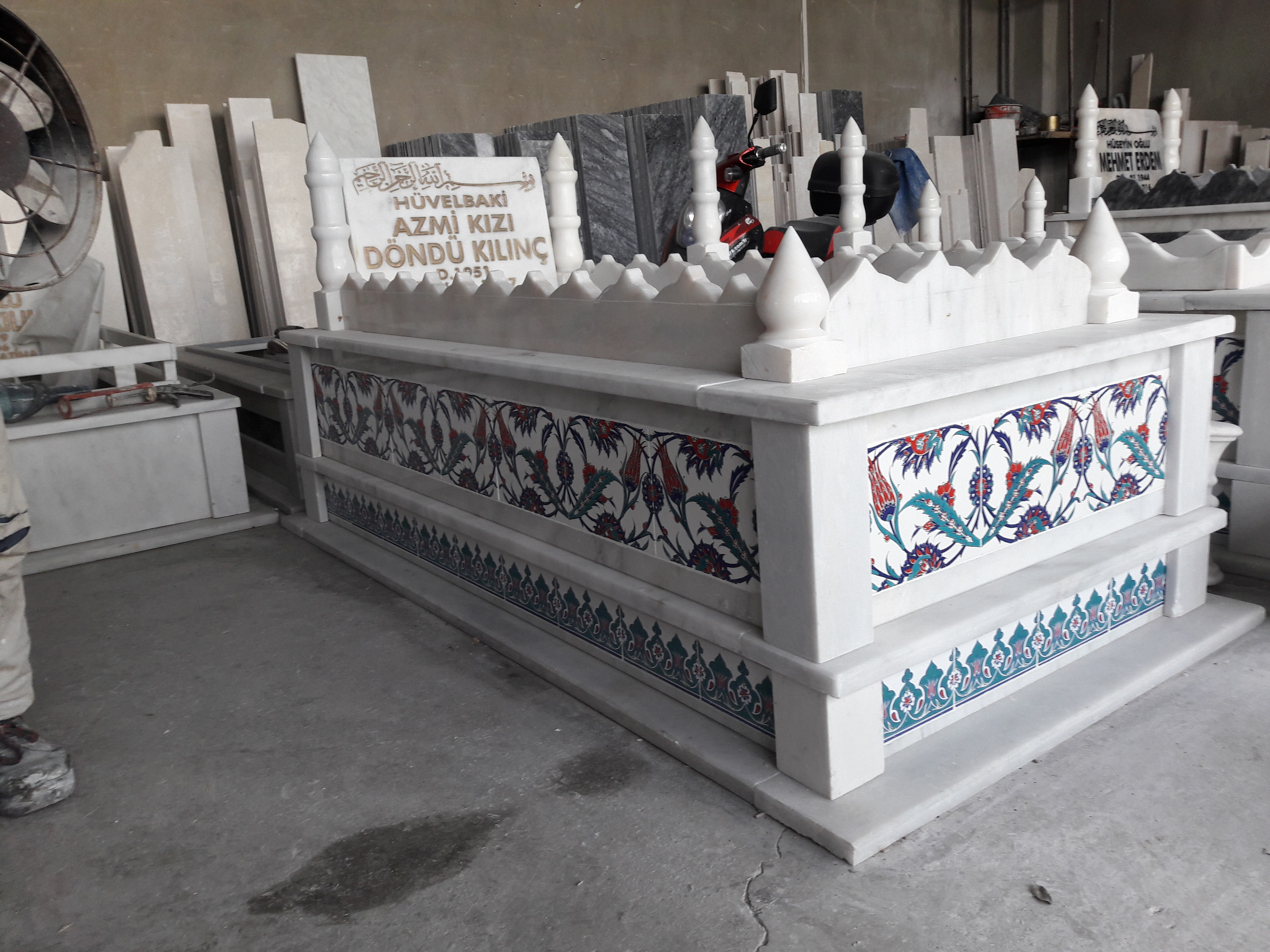 Çinili Mezar Taşları